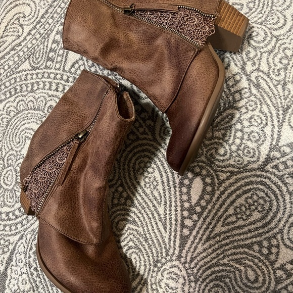 Western Chic Boot - Picture 2 of 12